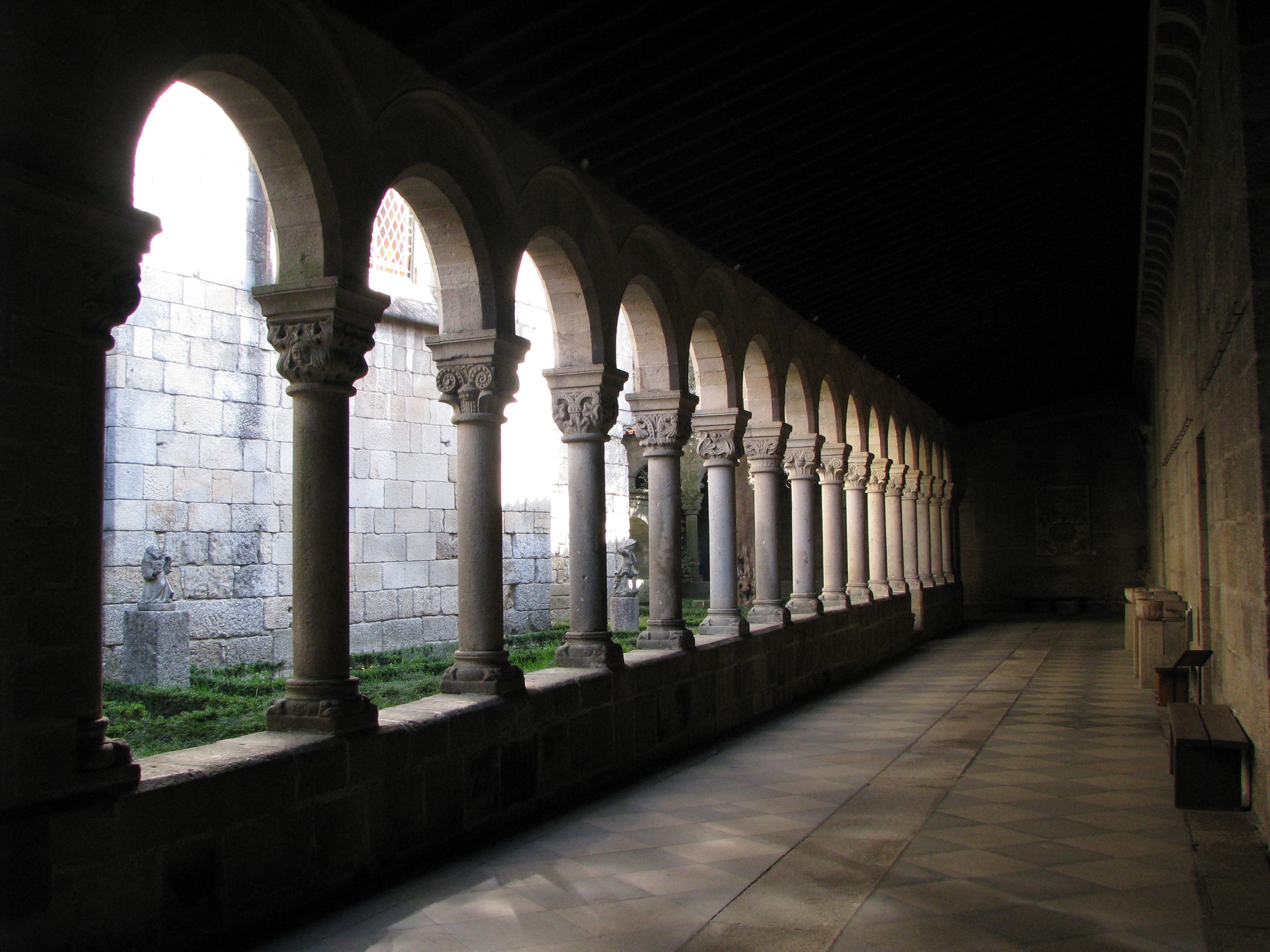 5. Claustro da Colegiada de Nossa Senhora da Oliveira..jpg
